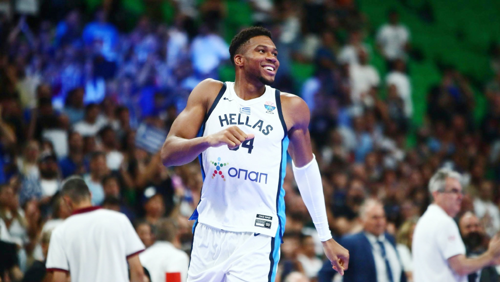 giannis-antetokounmpo-latvia-hy-lap-eurobasket-2025-2