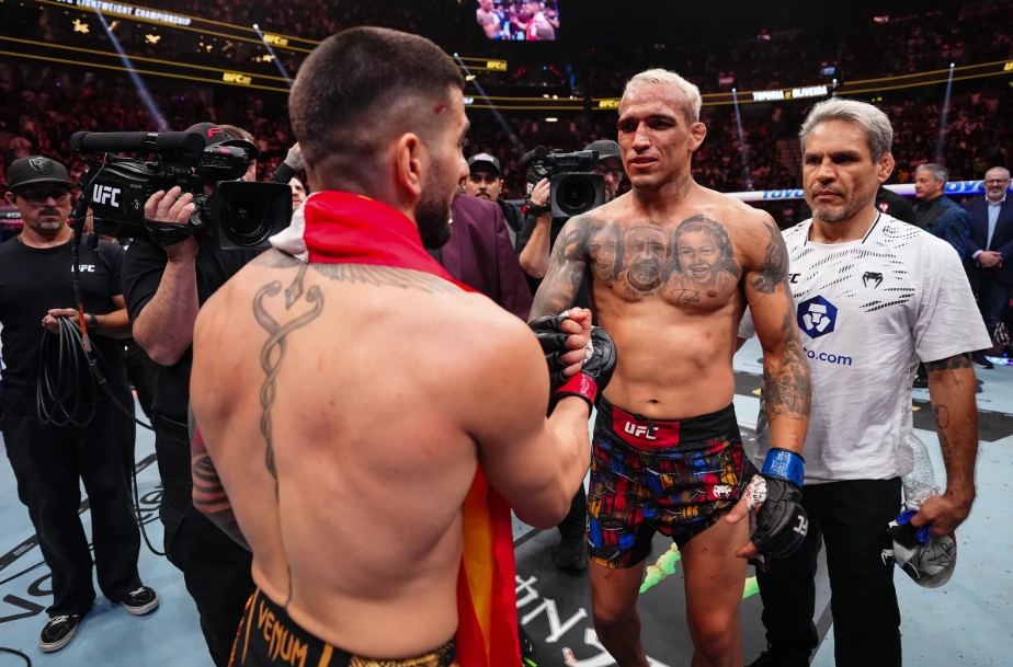 vua-bi-danh-bat-tinh-charles-oliveira-tro-lai-voi-doi-thu-nguy-hiem-2 (1)